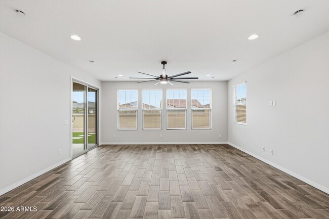 Building Photo - 932 W Macaw Dr