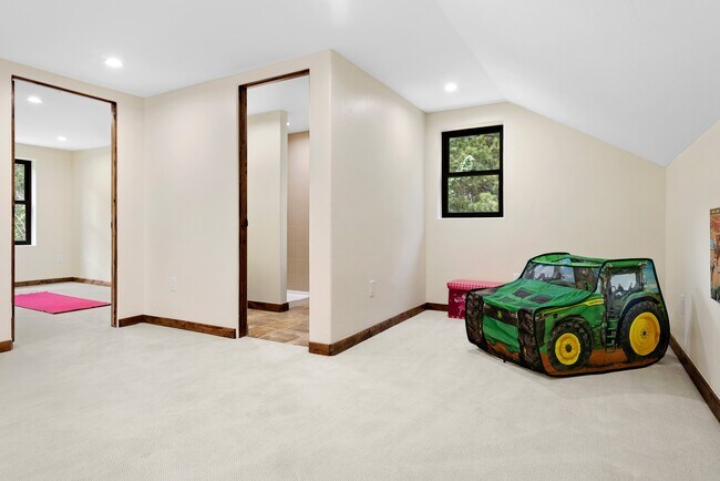 Building Photo - 205 Loop Dr