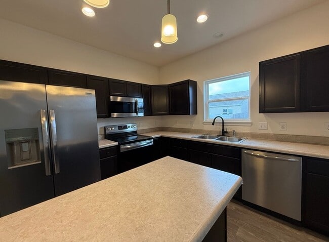 Building Photo - South Side...Newer 3 Bedroom 2 Bath House