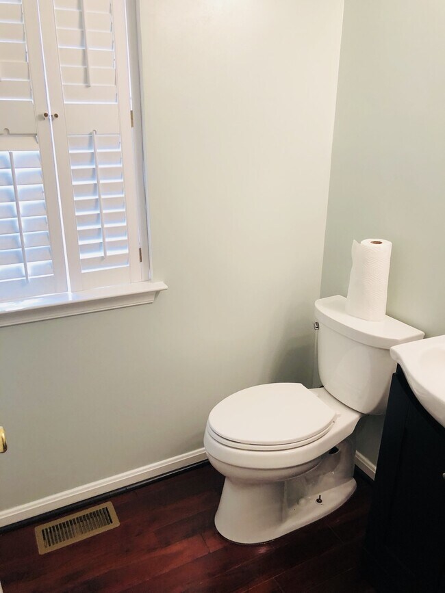 Building Photo - Available NOW!! HOME IN PARK RIDGE