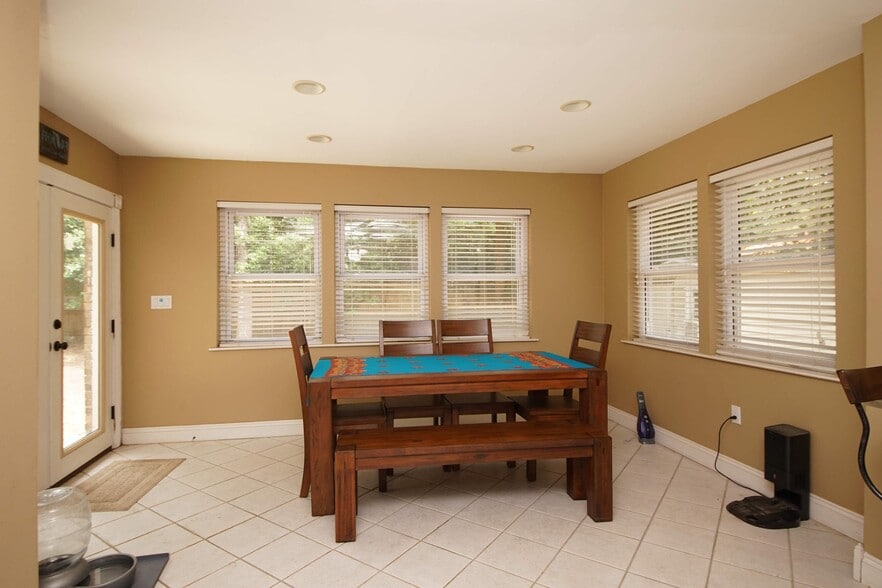 Building Photo - 574 L Ombre Cir NE