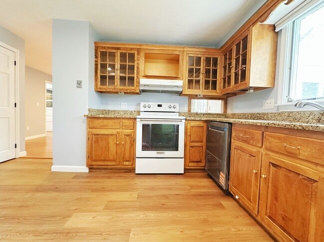 Building Photo - 10 Friar Tuck Ln