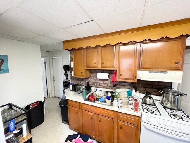 Building Photo - 98 Buttonwood St