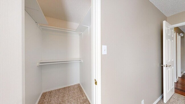 Building Photo - 3 bed 2 bath home, 2 car garage