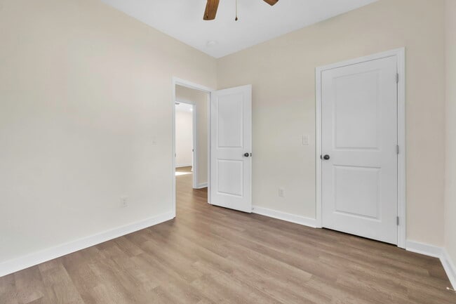 Building Photo - 304 E Hampton Ave