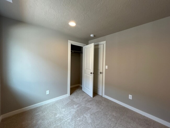 Building Photo - 3 Bedroom / 2 Bathroom Home in NW Redmond