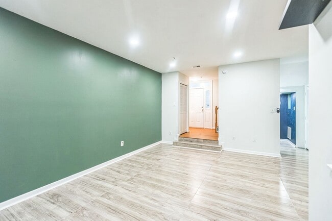 Building Photo - Bright & Spacious 3BR Townhome with Garage...