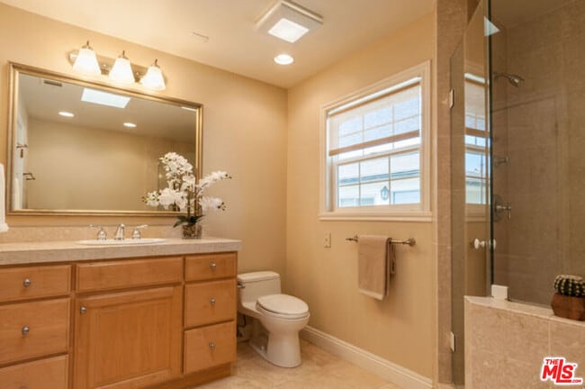 Building Photo - 826 Main St