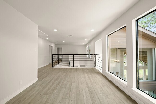 Building Photo - 3010 Manila Ln