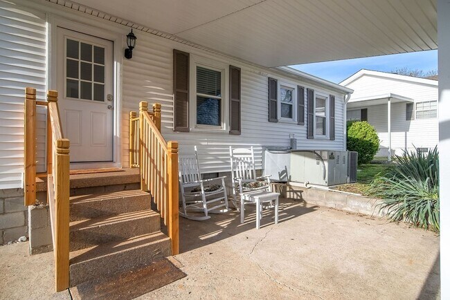 Building Photo - 341 E Park Ave