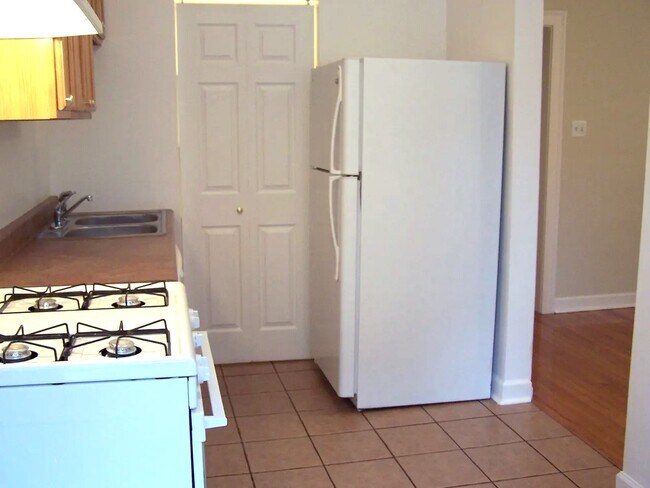 Building Photo - 1911 W Winnemac Ave