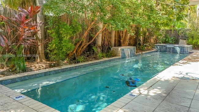 Building Photo - 1419 NE 4th Ct