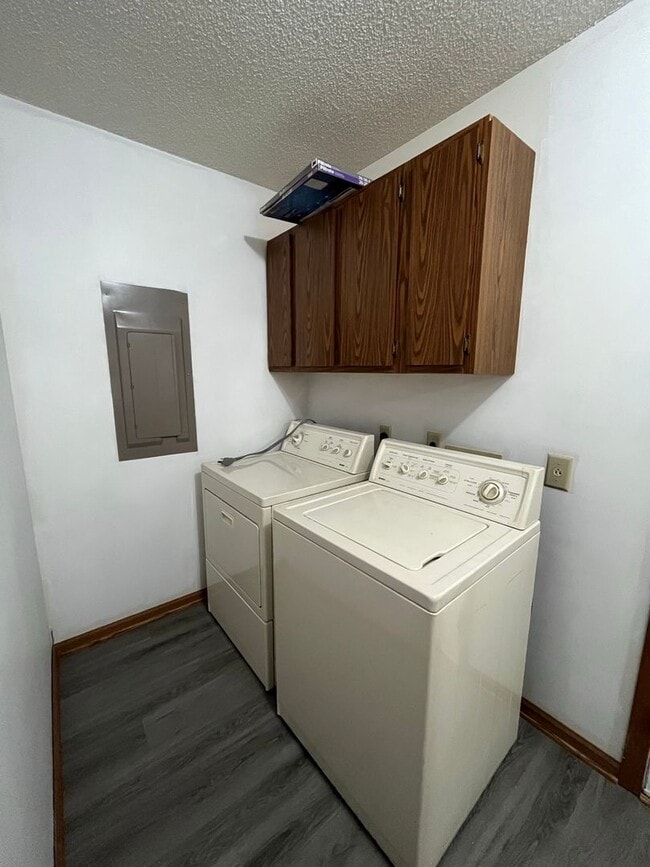 Building Photo - Charming 3-Bedroom Ranch Home with Fenced ...