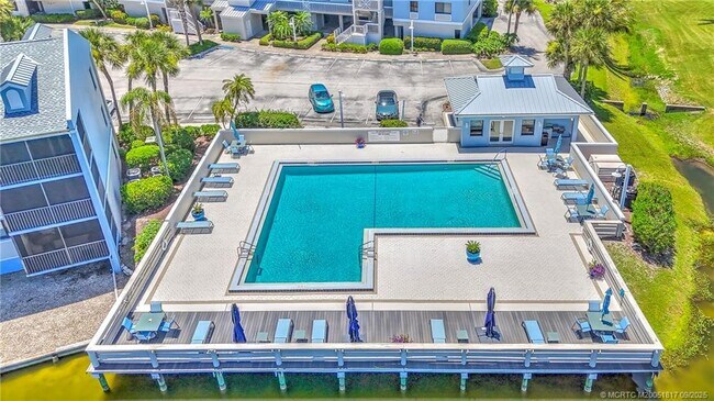 Building Photo - 10 NE Plantation Rd