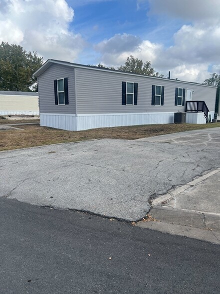 Building Photo - 750 Silent Valley Rd