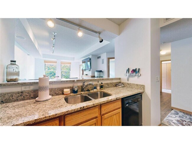 Building Photo - 560 N 2nd St