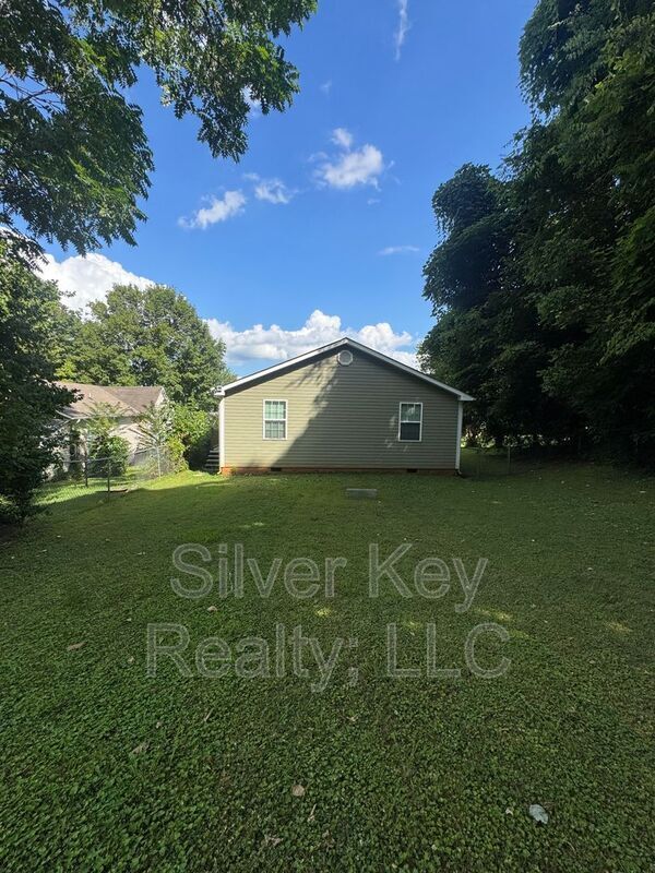Building Photo - 506 Dixon Ave