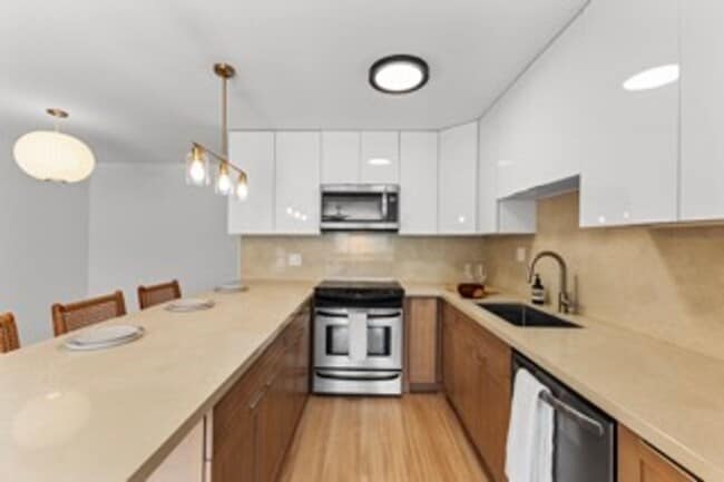 Building Photo - Windward Estates #M102