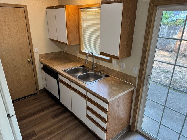 Building Photo - Freshly updated 3 bedroom 2 bathroom duple...