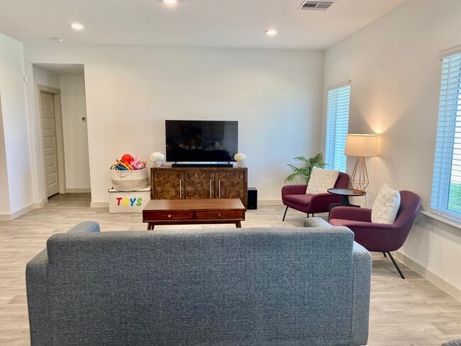 Building Photo - 7023 Sunbreeze Ln