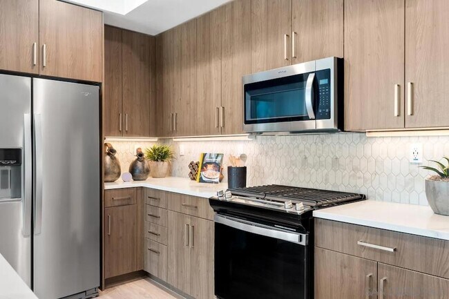 Building Photo - 5005 Avenida Lugano