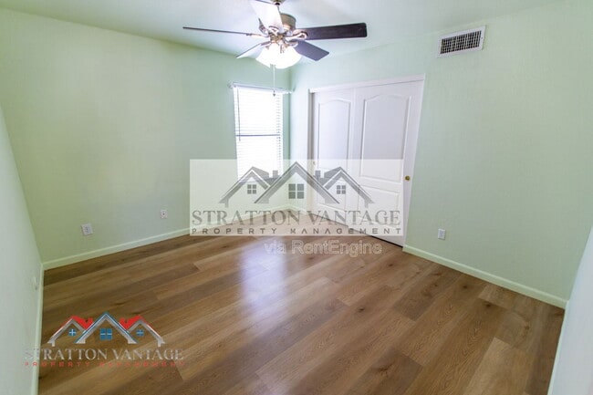 Building Photo - 960 E Constitution Dr