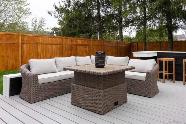 Building Photo - 17 Underhill Dr