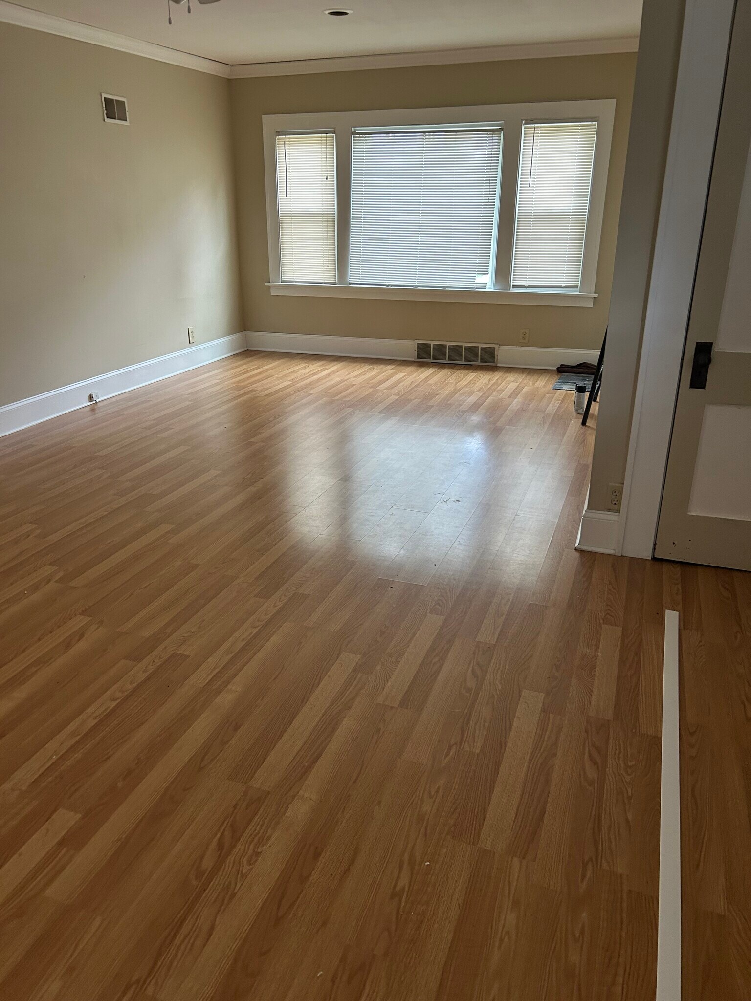 Building Photo - 3041 S Hanson Ave