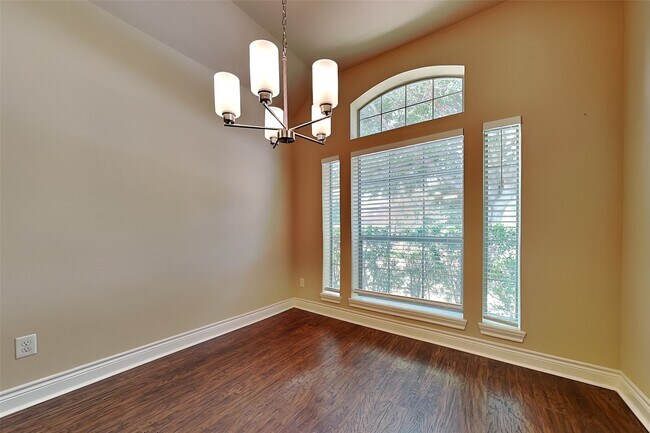 Building Photo - 27407 Tracy Ridge Ct