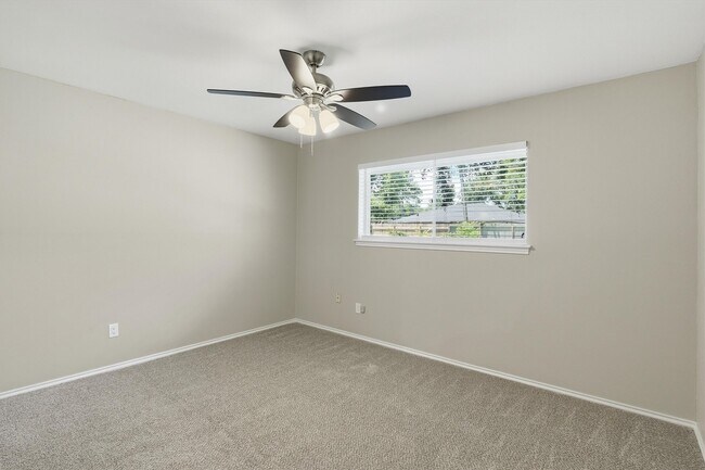 Building Photo - 2119 Williamsburg Ct S