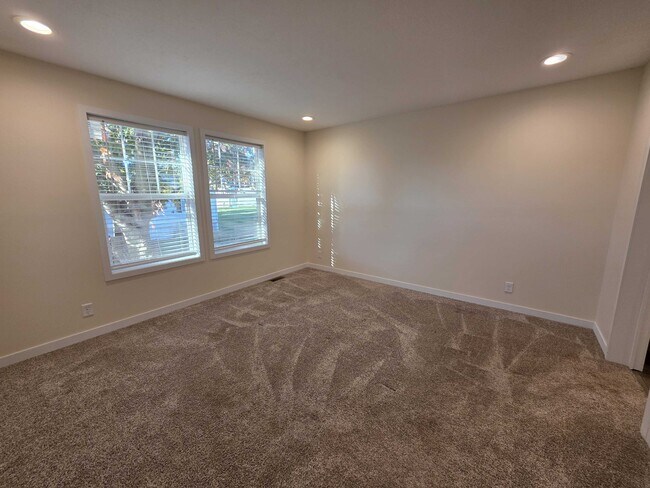 Building Photo - 3678 Hawthorne St