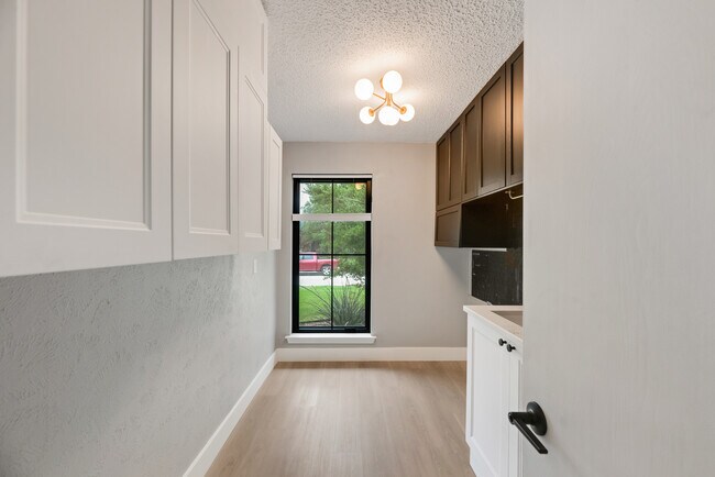 Building Photo - 2605 Glenhaven Dr