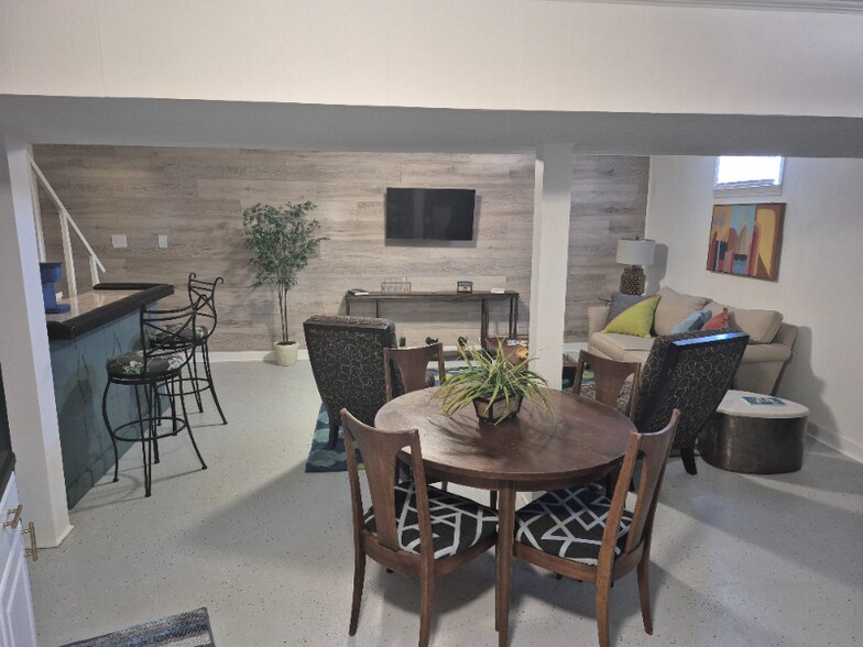 Building Photo - 1218 Greenwood Dr