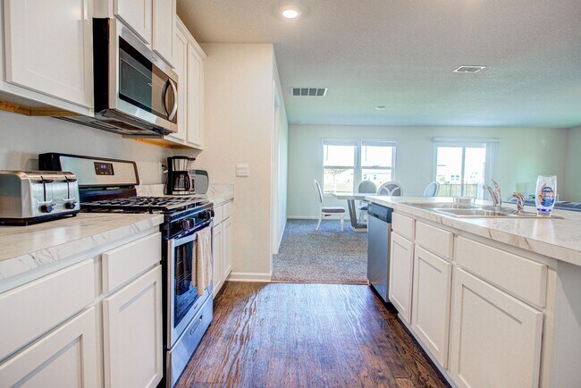 Building Photo - MOVE-IN READY 3/2 IN ENTRADA!