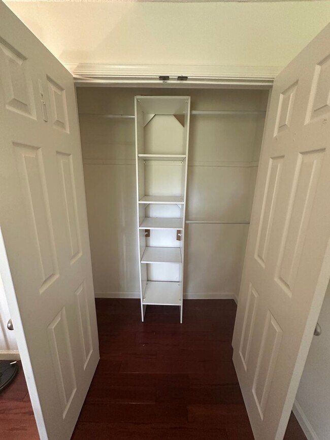 Building Photo - 9 Thompson St