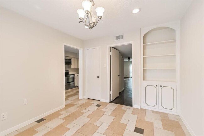 Building Photo - 496 N Post Oak Ln