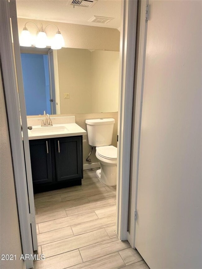 Building Photo - Remodeled 2 bed/1.5 bath townhome in the s...