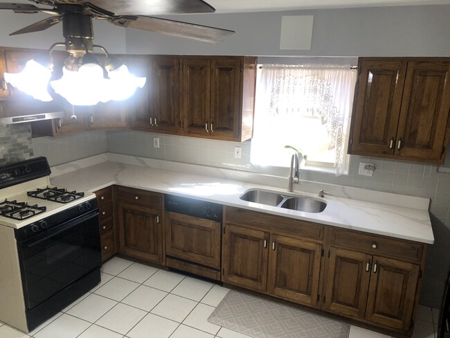 Building Photo - 3700 January Ave