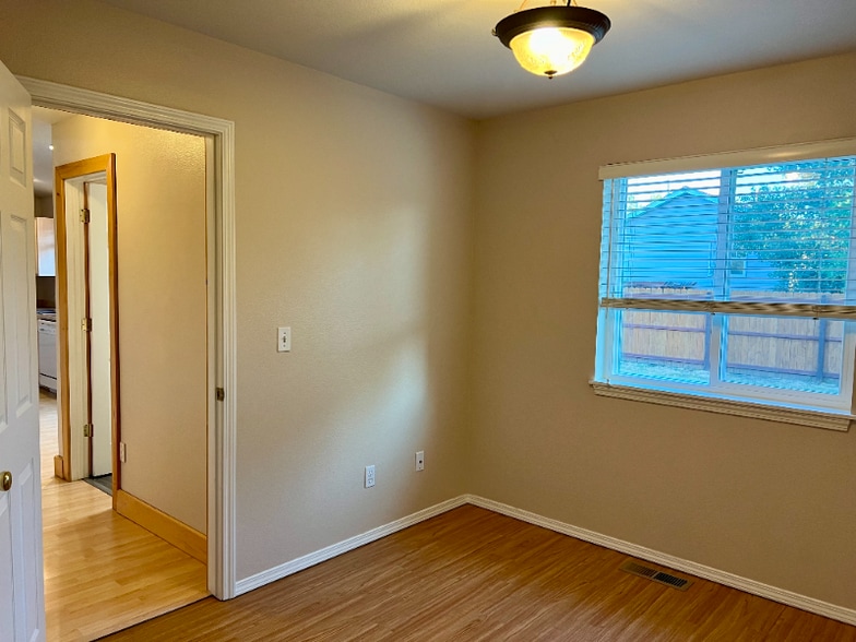 Building Photo - 2515 Lily Dr