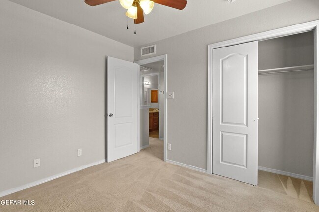 Building Photo - 2300 Glitter St