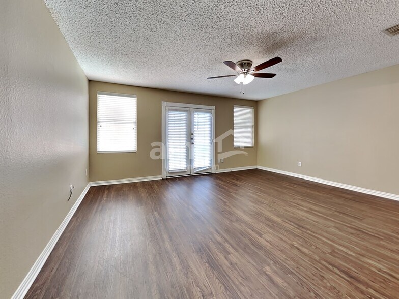 Building Photo - 1404 Sunflower Court