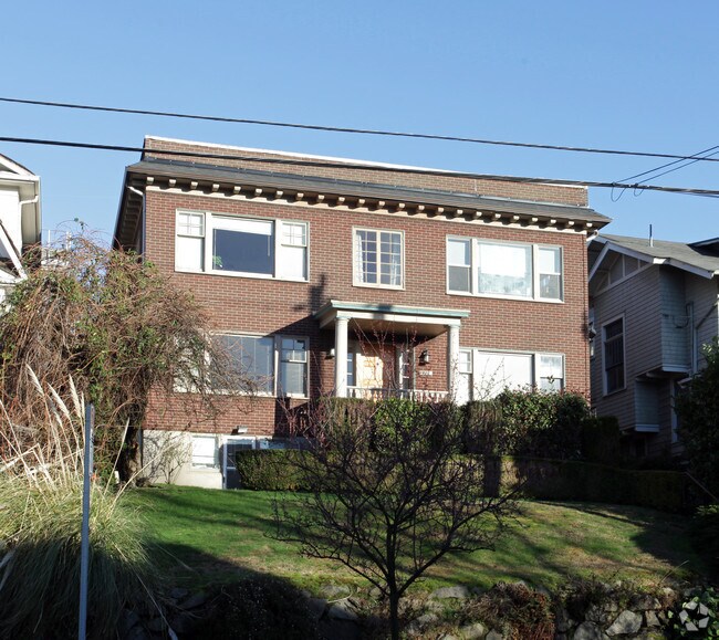 Building Photo - 2726 Franklin Ave E