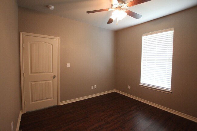 Building Photo - Beautiful 3 Bedroom 2 Bath Home in Guinn E...