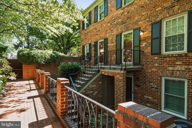 Building Photo - 3217 Sutton Pl NW