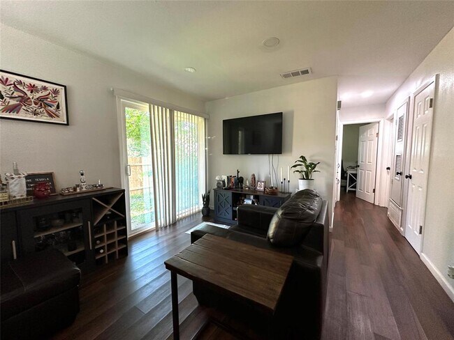 Building Photo - 2402 Parker Cir