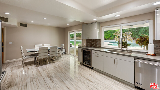 Building Photo - 8730 Sari Ave