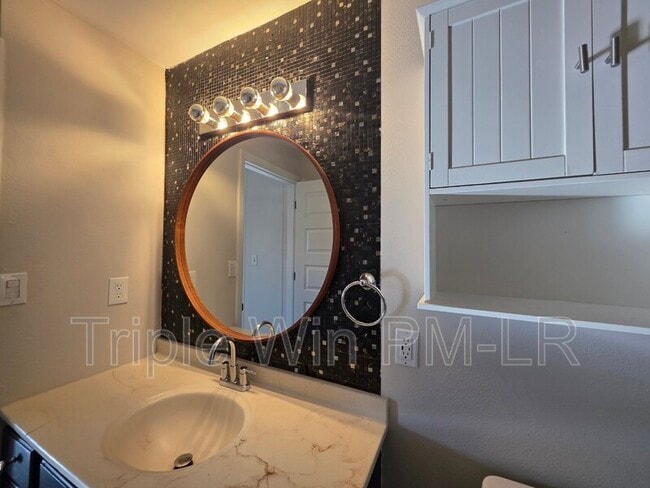 Building Photo - 16 Hum Rd