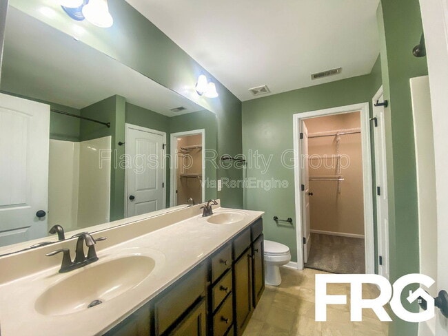 Building Photo - 200 Willow Pond Dr