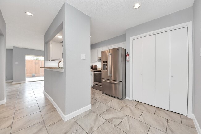 Building Photo - 6306 S Rice Ave