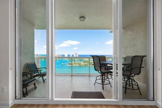 Building Photo - 2640 Lake Shore Dr